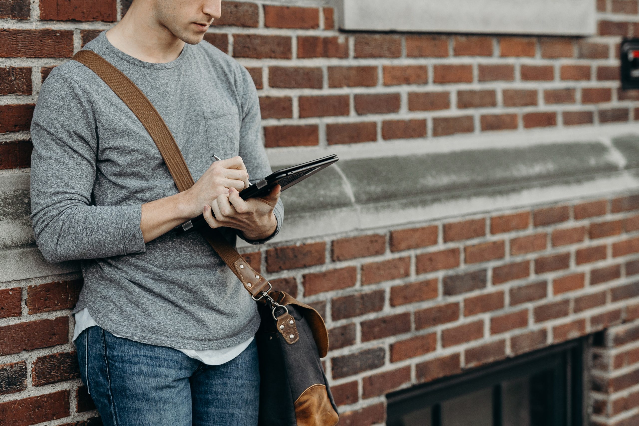 Une homme consultant sa tablette